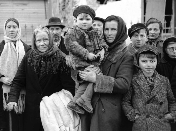 Беженцы после освобождения Ля Глеиз. Бельгия, 2 января 1945 года. 