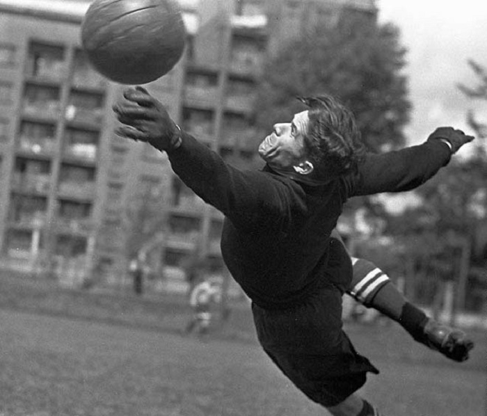 Знаменитый футбольный вратарь Алексей Хомич в 1950 году. 