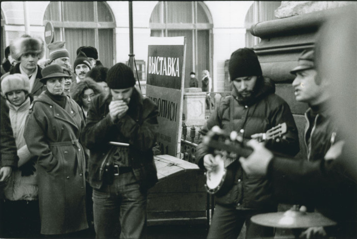 Люди, играющие на инструментах. СССР, Ленинград, 1989 год.