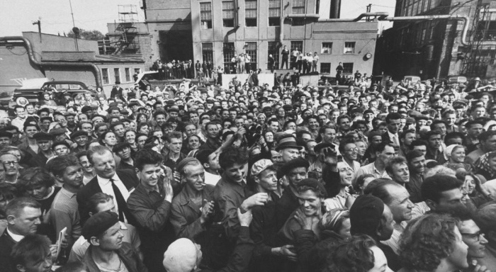 Ленинградцы приветствуют прибившего Ричарда Никсона. СССР, Ленинград, 1959 год.   