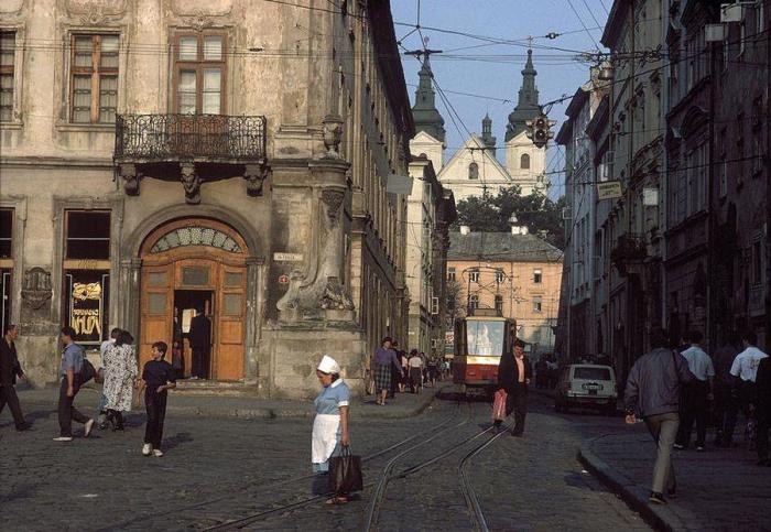 Вид с центральной площади Рынок на улицу Русская. УССР, Львов, 1988 год.