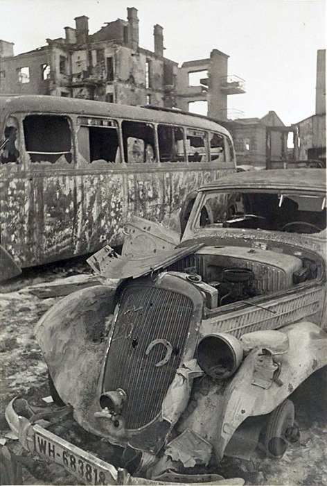 Подкова на счастье висящая на радиаторе сгоревшей машины.  Сталинград, 1942-1943 год.