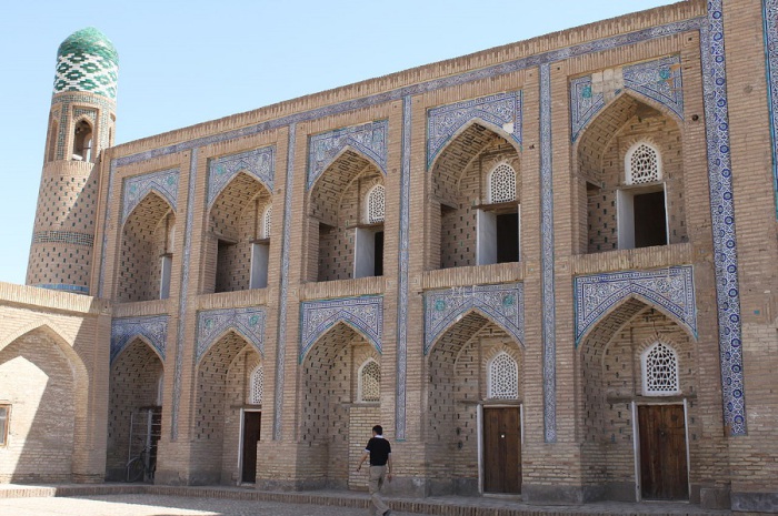 Медресе Мухаммада Рахим-хана II - расположенного напротив ворот цитадели Куня-Арк.