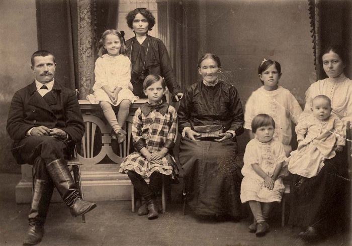 Сельская учительница Мария Петровна Марковская с семьей. Город Иланск, Июль 1916 год.