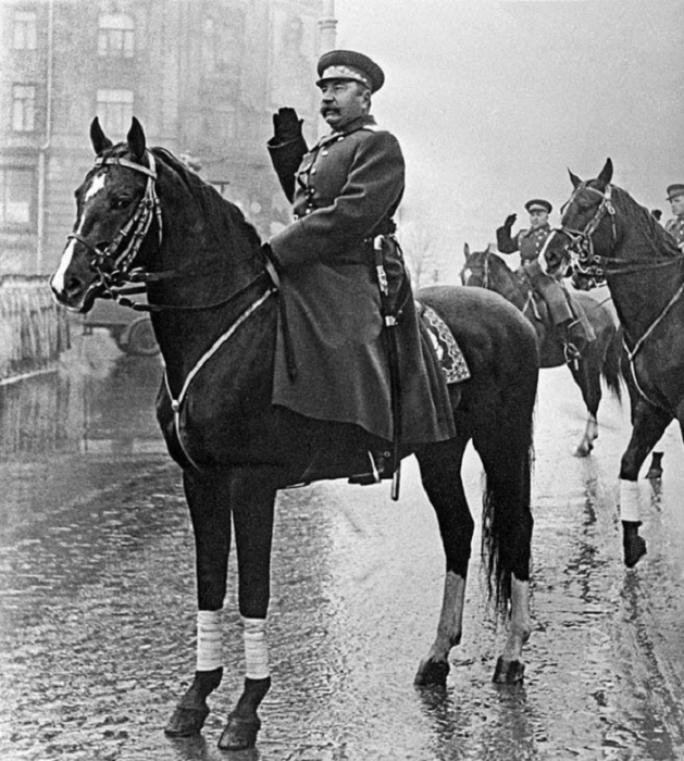 Маршал Семен Буденный на параде 7 ноября 1947 года на Красной площади.