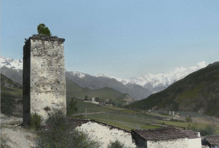 Средневековая башня в деревне Местиа. Сванетия, 1929 год.