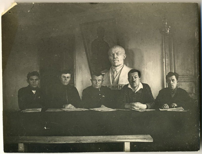 Заседание срочной ревизионной колхозной комиссии. СССР, 1930-е годы. 