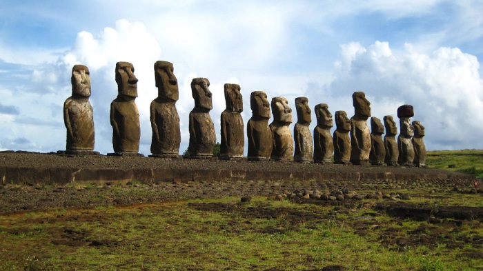 Ряд 160 тонных статуй Моаи на острове Пасхи. 