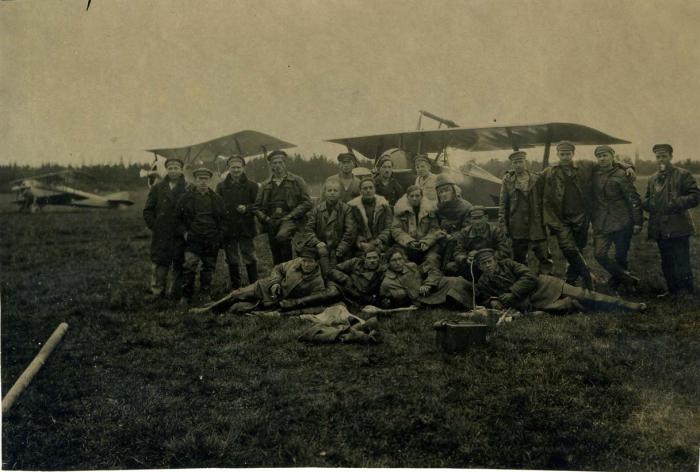 Группа авиа-механиков и мотористов 1 Морского отряда ВВС Балтфлота на маневрах. Новый Петергоф, 1922 год.