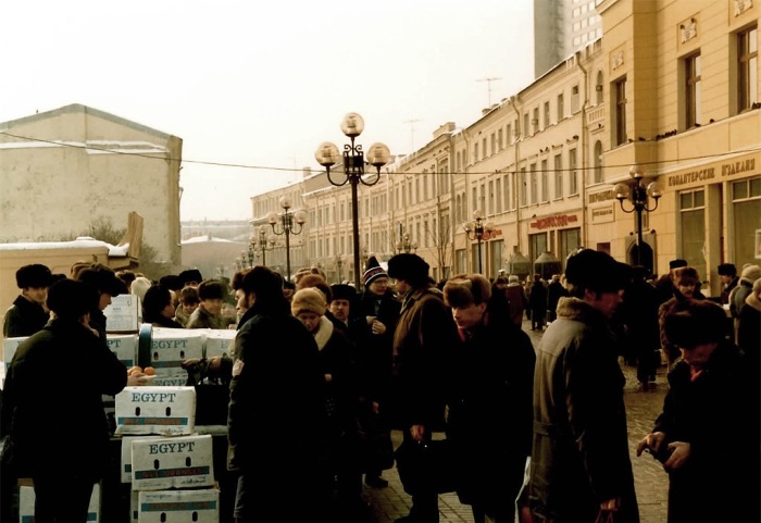 Уличная торговля апельсинами в Москве.