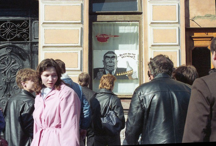Карикатура на Леонида Ильича Брежнева в витрине магазина. 