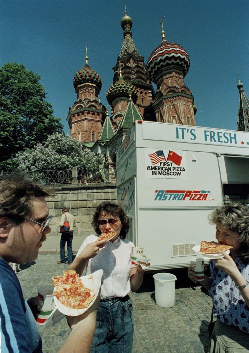 Туристы кушают американскую пиццу неподалеку от Храма Василия Блаженного. 