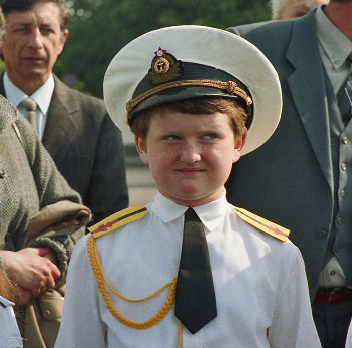 Юный патриот в парадной форме Военно-Морского флота СССР.