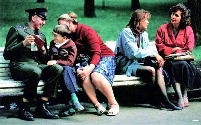 Солдат Кремлевского гарнизона с родными в Александровском саду. СССР, Москва, 1970 год.