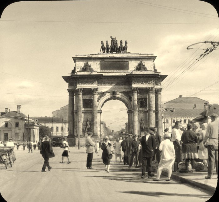 Тверская Застава и Триумфальные ворота крупным планом. СССР, Москва, 1931 год.