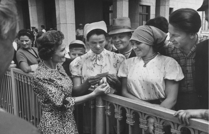 Миссис Ричард Никсон беседует с советскими женщинами. СССР, Москва, 1959 год.