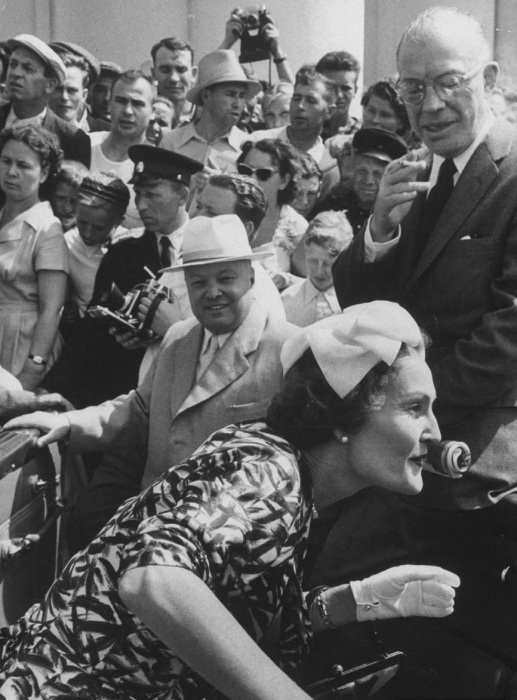 Миссис Ричард Никсон общается с людьми, пришедшими на встречу. СССР, Москва, 1959 год."