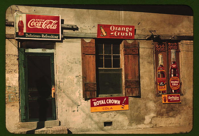 Маленький магазинчик в котором торгуют холодными напитками. США, август 1940 года. Автор: Marion Post.