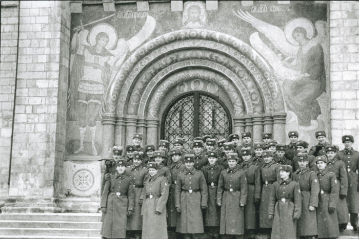 Взвод военнослужащих возле церкви в Кремле. СССР, Москва, 1989 год.