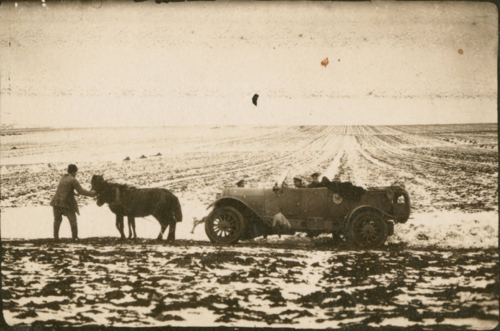 Сломавшаяся машина возле города Здолбунов. 1918 год. 