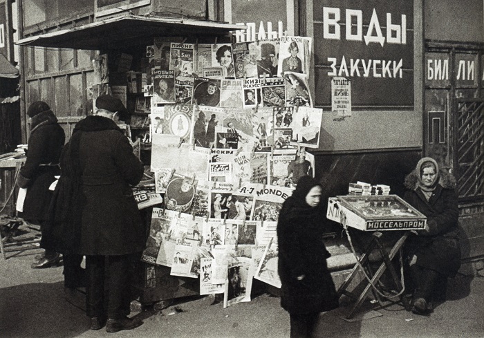 Газетный киоск на одной из улиц в 1929 году. Фото: Alexander Rodchenko.