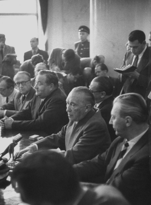 Конрад Аденауэр задумался над вопросом на пресс-конференции. Москва, 9 сентября 1955 года.