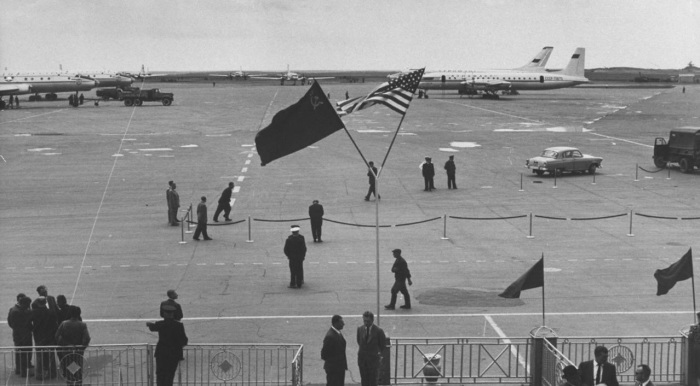 Никсон прибывает в аэропорт Москвы. СССР, Москва, 1959 год. 