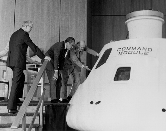 Никсон знакомится с устройством командного модуля Аполлона после брифинга. США, 1975 год.