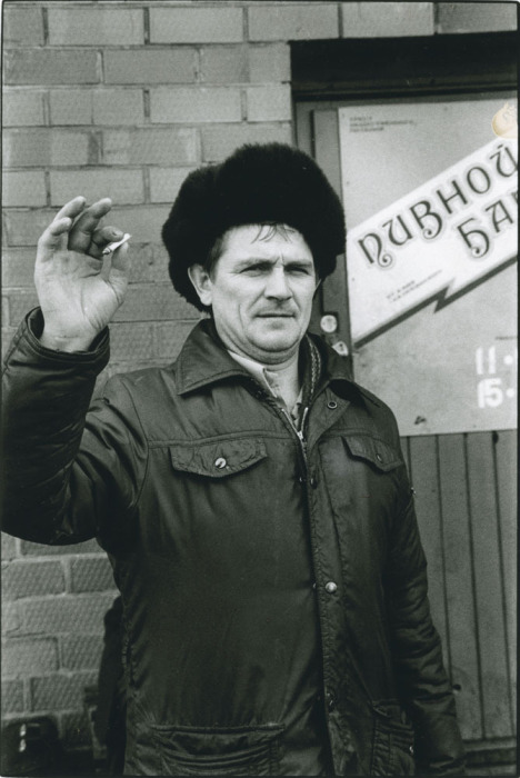 Мужчина с сигаретой на улице. СССР, Новгород, 1989 год.