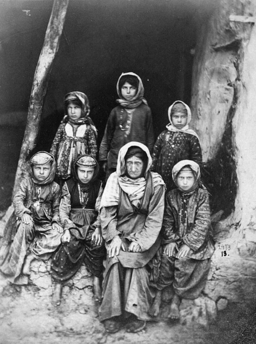 Старуха и девочки из села Джег. Бакинская губерния, Кубинский уезд, 1890-е годы. Фото: Dmitry Ermakov.