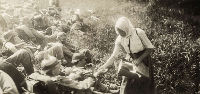 Фермерша из Восточной Пруссии кормит немецких солдат на Восточном фронте в 1914 году.