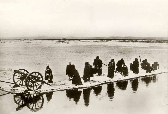 Русские солдаты с гаубицей на деревянном плоту. Восточный фронт, Россия, 1915 год.