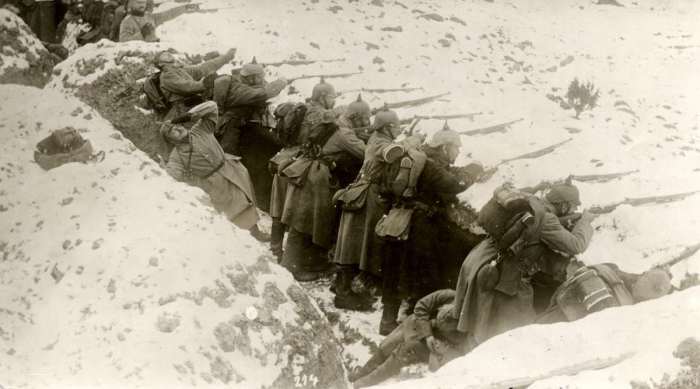 Немецкие солдаты в траншее на Восточном фронте. Россия, 1914 года. 