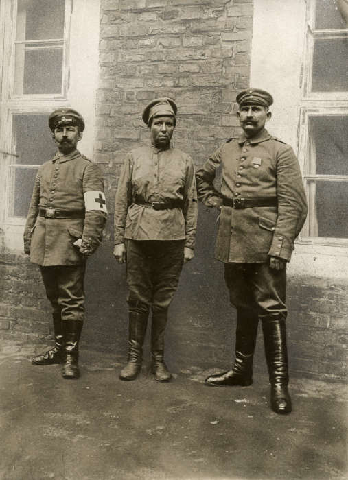 Русская женщина-солдат с двумя офицерами. Восточный фронт, 1915 год.