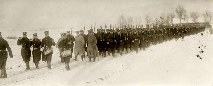 Длинная колонна немецких солдат маршируют по заснеженной равнине. Россия, 1914 год.