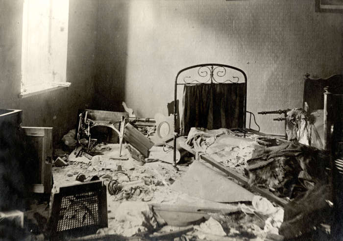 Разрушенная спальня на вилле в Тильзите. Россия, 1914 год. 