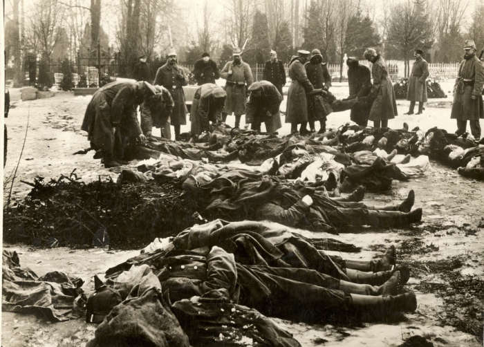 Похороны немецких офицеров на берегу реки Мемель. Восточный фронт, Россия, 1915 год.