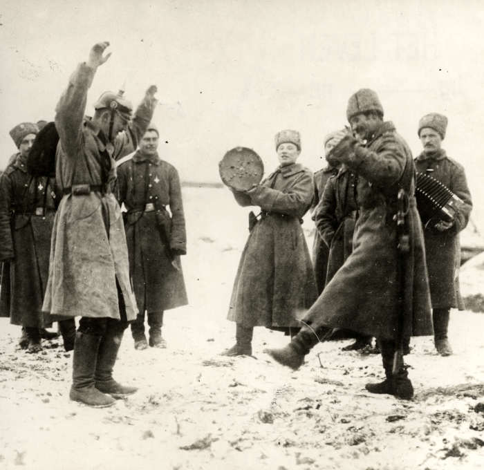 Русские танцуют с немецкими военнопленными. Восточный фронт, Россия, 1915.