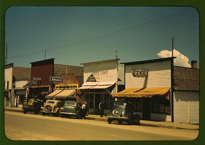 Бары и магазины на главной улице небольшого городишка. США, июль 1941 года. Автор: Russell Lee.