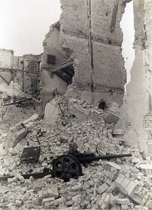 Заваленная руинами пушка на северной окраине. Сталинград, 1942-1943 год.