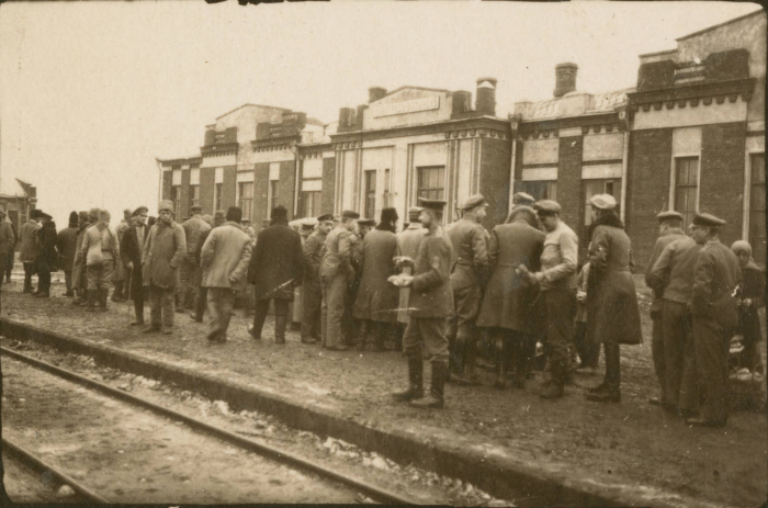 На платформе вокзала в Ровно. 1918 год. 