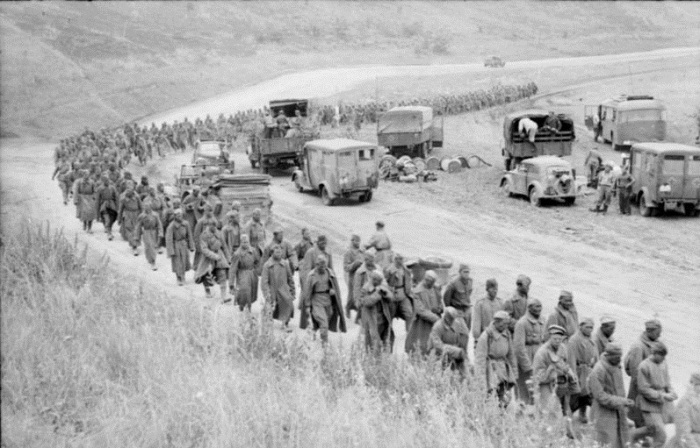Пленные солдаты и офицеры в ходе операции Цитадель. Лето 1943 год.