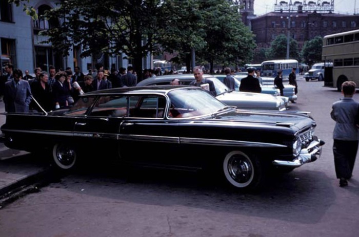 Припаркованная машина. СССР, Москва, 1959 год.