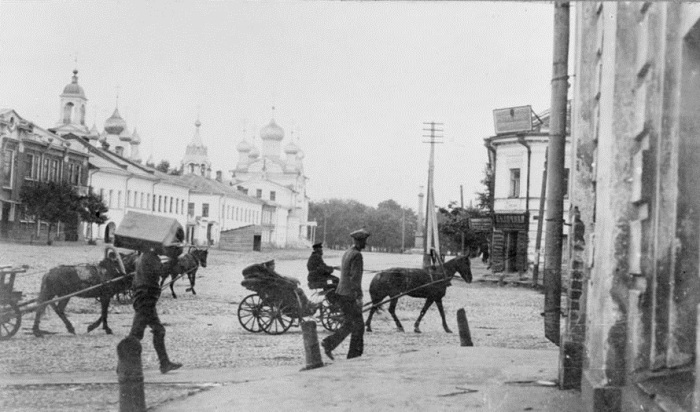 Конные экипажи на улице Ярославля. 1918 год. 