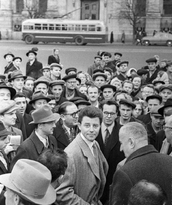 Жерар Филип, знаменитый Фанфан Тюльпан, среди москвичей в 1955 году.