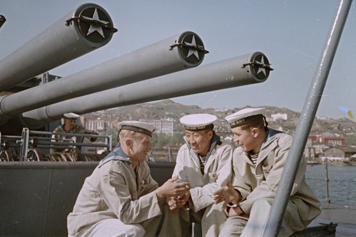 Трое курящих моряков на военном крейсере. СССР, Владивосток, 1961 год. 