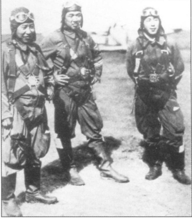Летчики-офицеры 24 сентая, участники боя 22 июня. Командир Кодзиро Мацумуро, капитан Сайдзи Кани и лейтенант Хтосе Янага. Халхин-Гол, 24 июня 1939