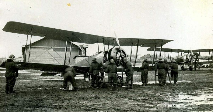 Обслуживание самолета У-1 на аэродроме Ленинградской школы летчиков.1933 год. 