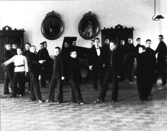 Юные воспитанники 1-го Кадетского корпуса на занятиях бальными танцами. Россия, 1910-е годы. 