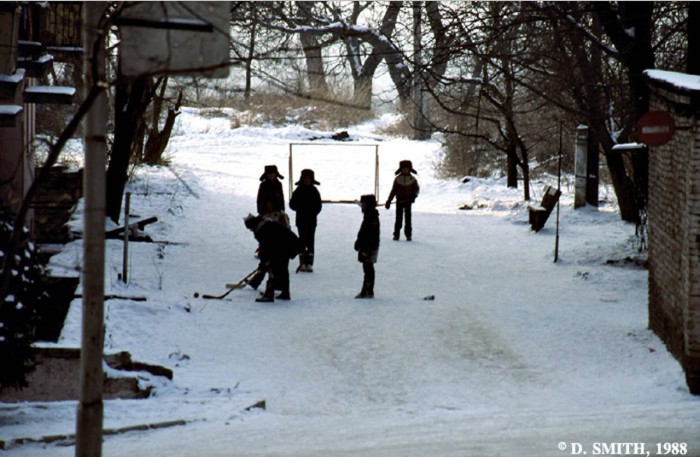 Дети играют в хоккей. СССР, Пятигорск, 1988 год.